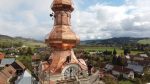 Panoramatický záber na dedinu a okolie pri kostolnej veži vo Veličnej - Roofing.sk