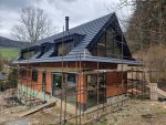 Detail montáže čiernej plechovej fasády z materiálu PREFA P.10 na dome v Zázrivej - Roofing.sk