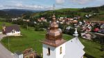 Pohľad na kostolnú vežu v Pribiši s úchvatnou panorámou dediny - Roofing.sk
